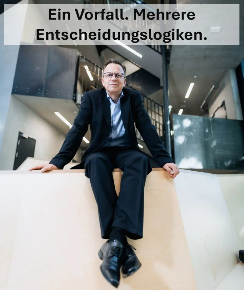 Nachdenklicher Mann im Anzug auf Holzpodest, Bildtext: ‚Ein Vorfall. Mehrere Entscheidungslogiken.'